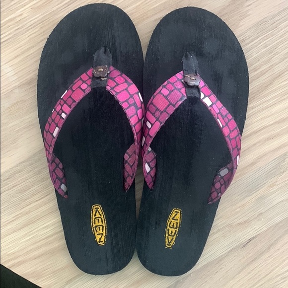 KEEN Pink Black Geometric Flip Flops Thong Sandals Women’s US 9 Flower - Picture 1 of 4